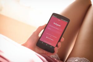 vrouw met smartphone